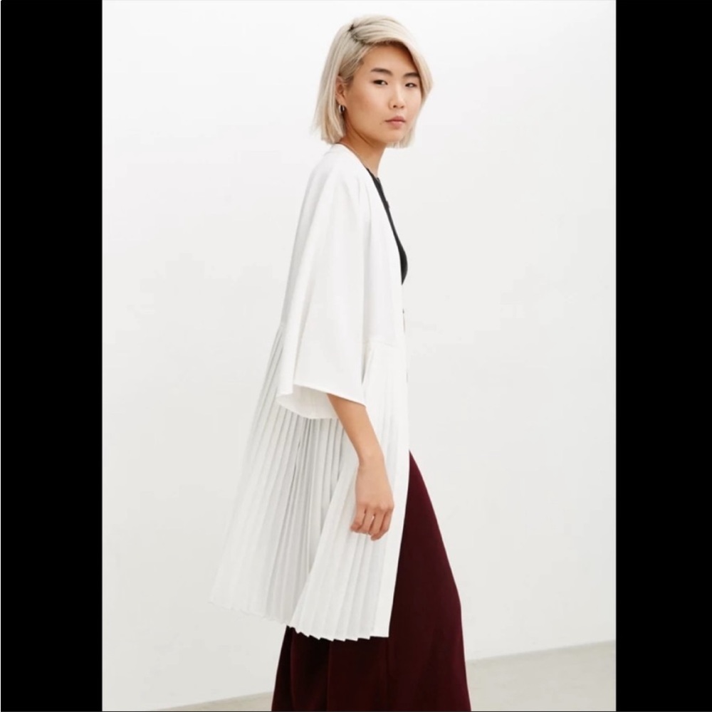 NWOT white pleated Kimono style cover up jacket kimchi blue - Picture 8 of 10